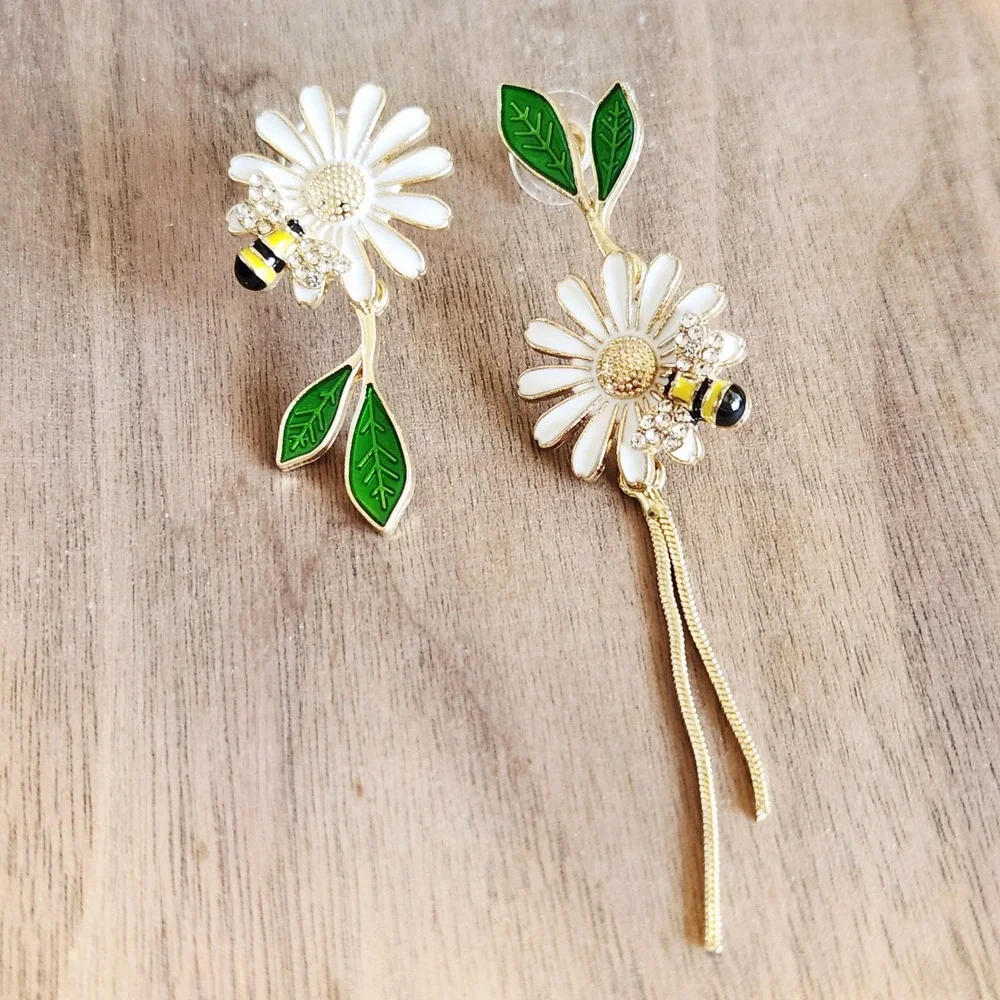 Dainty Daisy and Honeybee Asymmetrical Enamel Drop‎ Earrings Gold Tone Tassel
